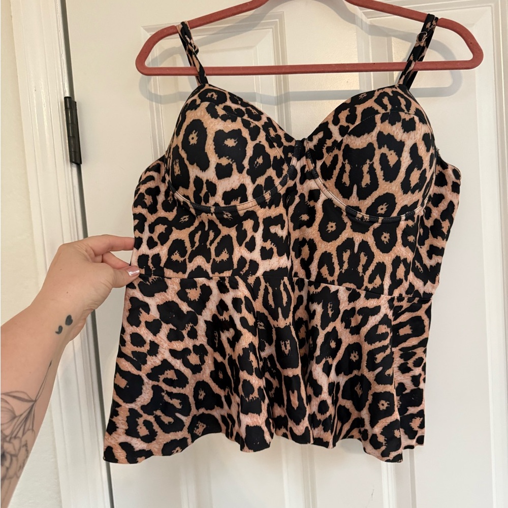 Chic Leopard Print Swim Top